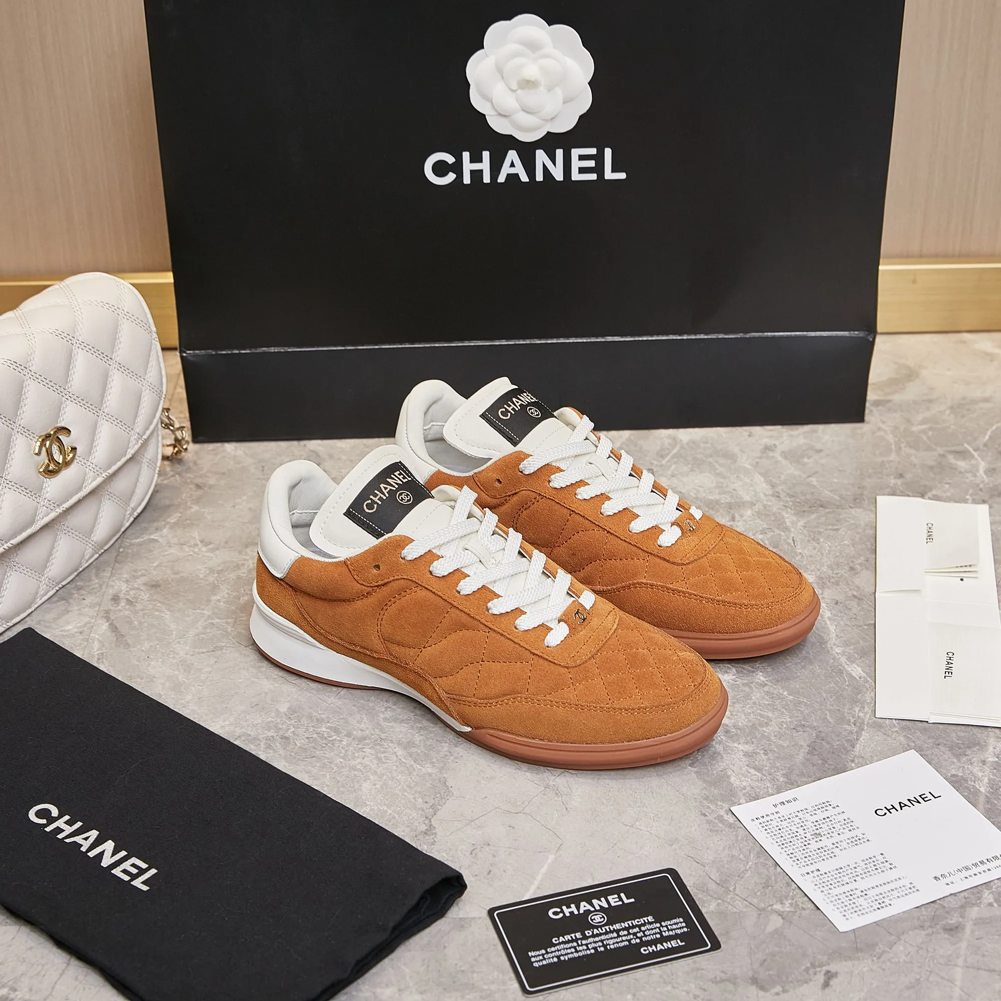 👟👟Ex-factory price 560👟👟 Chanel Chanel - 2024 counter top casual sports shoes This classic design; the upper is electro-embroidered with a variety of techniques; the outsole is fashionable and sporty; it is unusual to incorporate a variety of color matching elements... The diversified mix and match is very beautiful and versatile, casual, fashionable, sports and outdoor can be taken into account... ꫛꫀꪝ Go➫ Material: ❶Upper is made of: Original imported mixed-breed sheep ❷Inside made of: original imported breathable sheepskin ❸Outsole based on: original TPU outsole Full set of boutique packaging for women 35–41